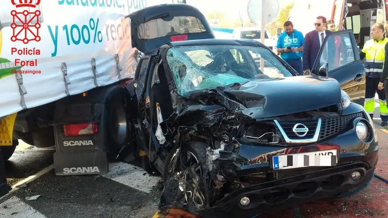 Choque entre un camión y un coche en San Adrián con dos personas heridas de gravedad POLICÍA FORAL