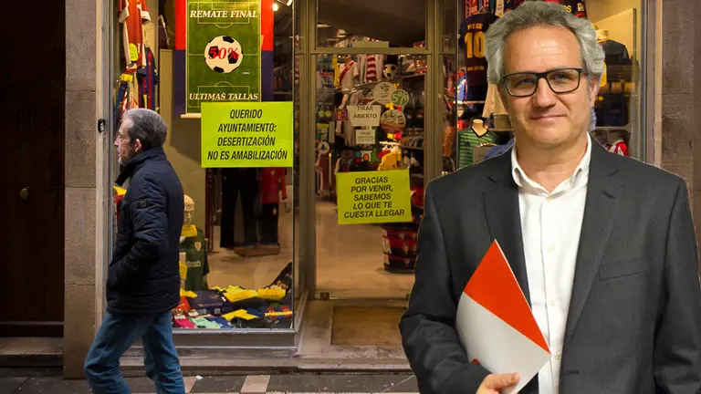El portavoz de Ciudadanos Navarra, Carlos Pérez-Nievas, junto a la imagen de los carteles de protesta de los comerciantes de Pamplona NAVARRACOM