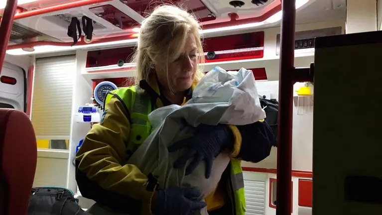 Efectivos de las Emergencias de Madrid con la niña abandonada en brazos. TWITTER