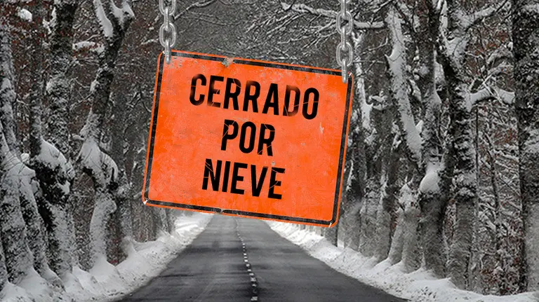 Una carretera cerrada por nieve