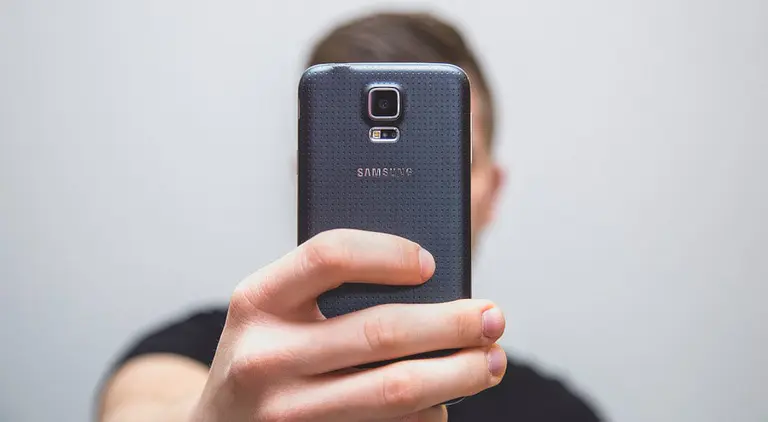 Una persona sacándose un selfi.