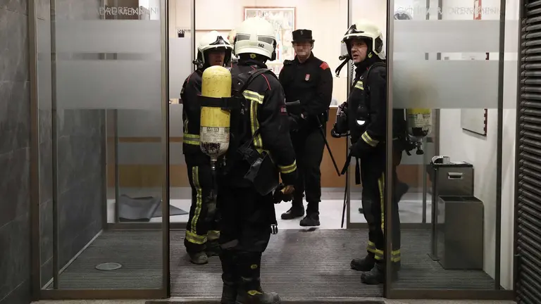 Efectivos de la Policía foral y bomberos, trabajan en labores de extinción de un incendio declarado esta tarde en la Clínica Padre Menni de Pamplona. Aunque ningún paciente se encuentra en estado grave como consecuencia del siniestro, se ha obligado al desalojo parcial del centro. EFE/Jesús Diges