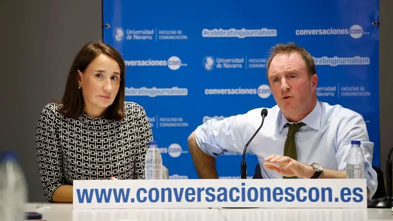 James Harding junto a Charo Sádaba, decana de la Facultad de Comunicación de la Universidad de Navarra IMAGEN CEDIDA