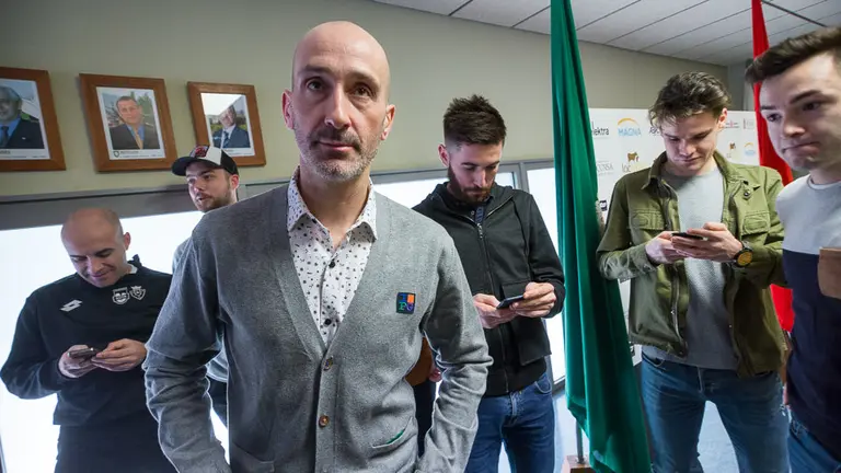 Javi Eseverri anuncia su retirada al final de la temporada en compañía de 'Tatono' Arregui, Imanol Arregui y el resto de jugadores del equipo (45). IÑIGO ALZUGARAY