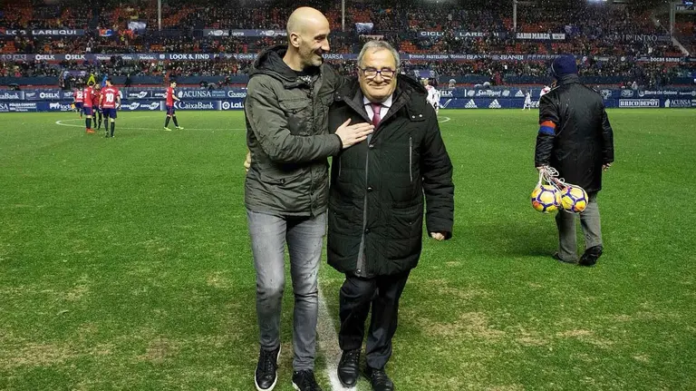 Javier Eseverri y Luis Sabalza en El Sadar durante el encuentro entre Osasuna y el Rayo Vallecano
