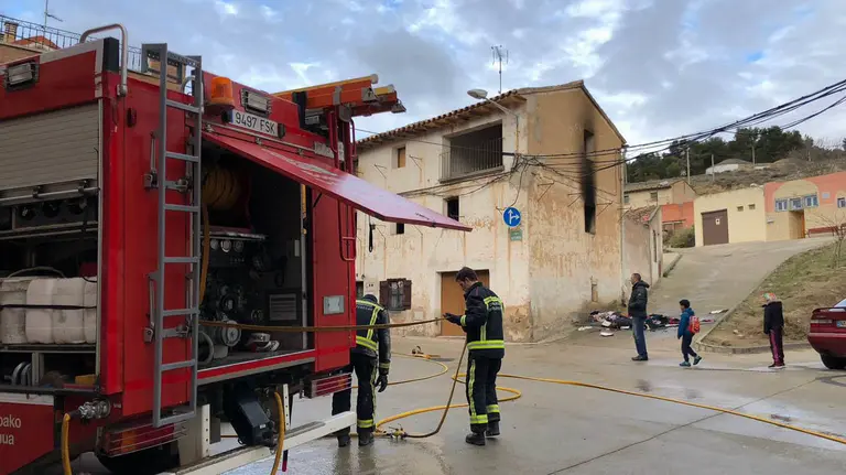 Los bomberos durante las labores de extinción del fuego en Lodosa.