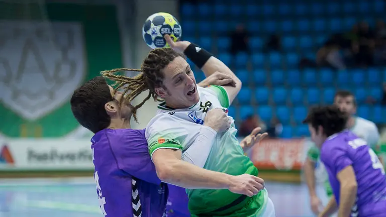 Oswaldo. El Helvetia Anaitasuna y el Quabit Guadalajara se enfrentan en partido correspondiente a la decimosexta jornada de la Liga Loterías Asobal. PABLO LASAOSA 15