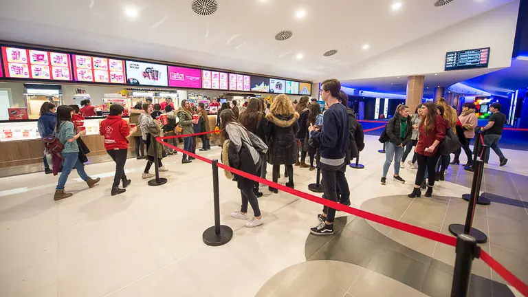 Cientos de personas siguen a Amaia Romero en la final de OT en los cines Yelmo del centro comercial de Itaroa. PABLO LASAOSA (5)