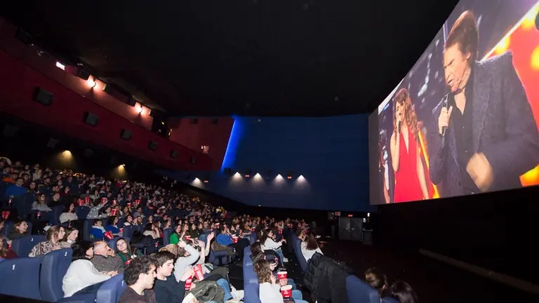 Cientos de personas siguen a Amaia Romero en la final de OT en los cines Yelmo del centro comercial de Itaroa. PABLO LASAOSA (9)