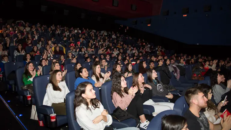 Cientos de personas siguen a Amaia Romero en la final de OT en los cines Yelmo del centro comercial de Itaroa. PABLO LASAOSA (10)