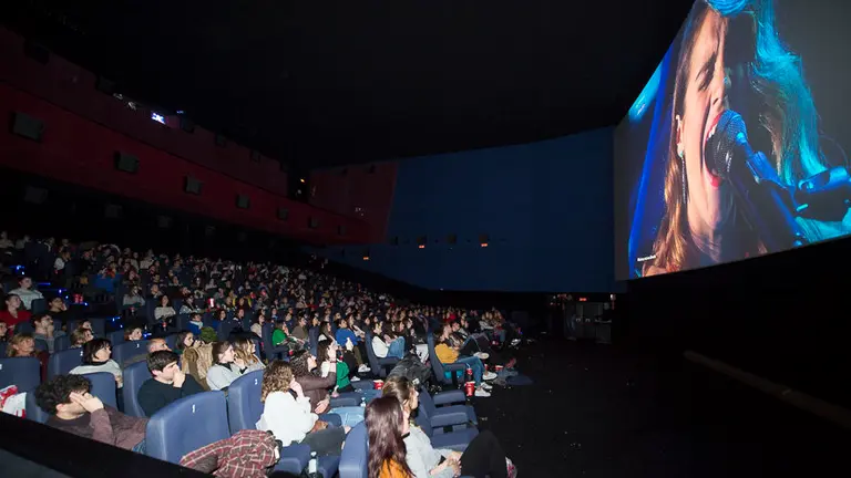 Cientos de personas siguen a Amaia Romero en la final de OT en los cines Yelmo del centro comercial de Itaroa. PABLO LASAOSA (14)