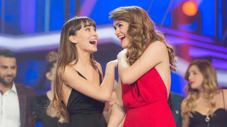 Aitana y Amaita, amigas y compañeras en Operación Triunfo, celebran la victoria de la navarra en la gala final del concurso RTVE