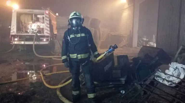 Los bomberos intervienen en un incendio en el que las llamas han calcinado varios montones apilados de hierba en Caparroso BOMBEROS DE NAVARRA