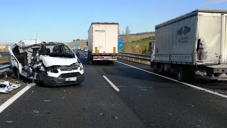 Accidente en Elorz por un choque por alcance entre una furgoneta y un camión POLICÍA FORAL