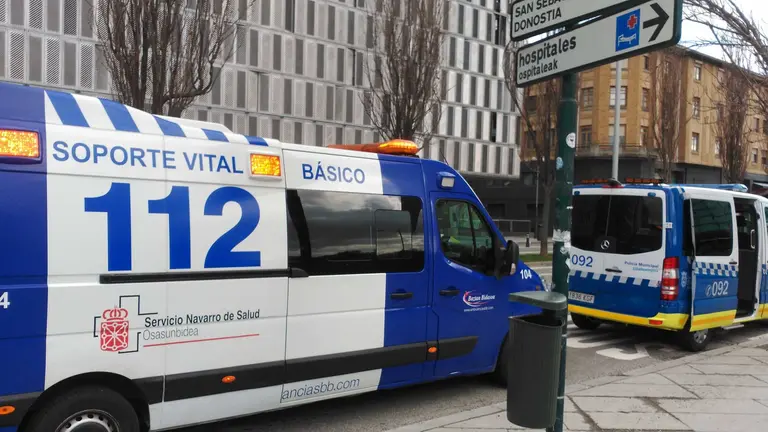 Una ambulancia traslada a una mujer herida tras una colisión entre un coche y una villavesa en la calle Yanguas y Miranda de Pamplona. NAVARRA.COM