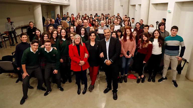 Foto de grupo de todos los integrantes de los proyectos Etwinning reconocidos junto a la consejera Maria Solana, Carlos Medina y Elisa Echenique GOBIERNO DE NAVARRA