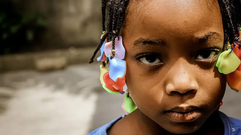 Una niña africana posando