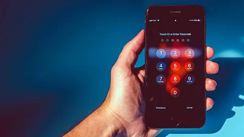 Una persona trata de poner en marcha un terminal móvil