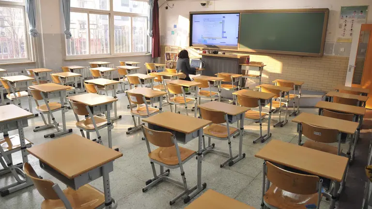 Imagen de una profesora preparando en la clase de un colegio una lección para sus alumnos. ARCHIVOS