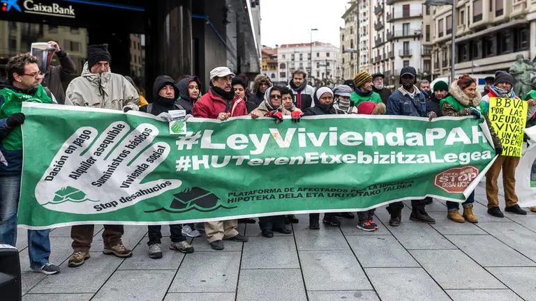 Concentración de la Plataforma de Afectados por la Hipoteca en apoyo a la tramitación de una ley que contemple la dación en pago retroactiva (08). IÑIGO ALZUGARAY