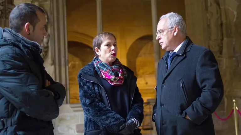 El presidente de La Rioja, José Ignacio Ceniceros (d), junto a la presidenta del Gobierno de Navarra, Uxue Barkos (c), y el alcalde de Nájera, Jonás Olarte (i), en la reunión del Patronato de Santa María la Real. EFE/ Raquel Manzanares