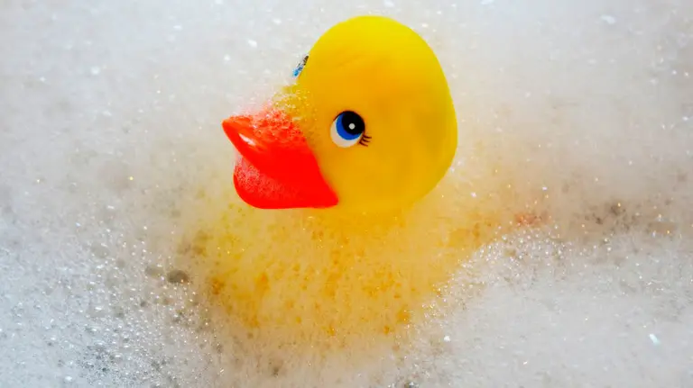 Un pato de goma en una bañera con espuma. ARCHIVO