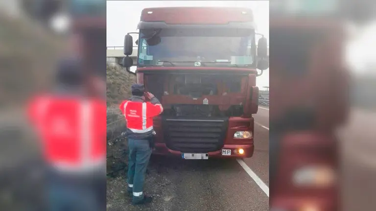 El camión interceptado por la Policía Foral por manipular la emisión de gases. POLICÍA FORAL