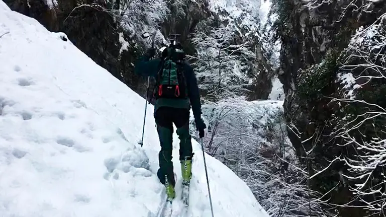 Un momento de la travesía que los Guardias Civiles han realizado para llevar medicinas a una anciana GC