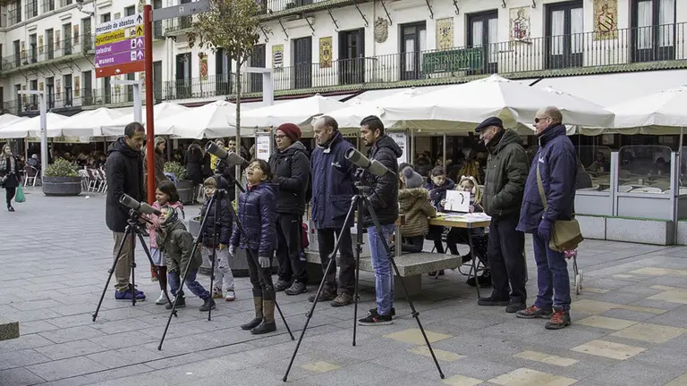 Gurelur da la bienvenida a las cigüeñas en Tudela con la colocación de un observatorio en la Plaza de los Fueros CEDIDA