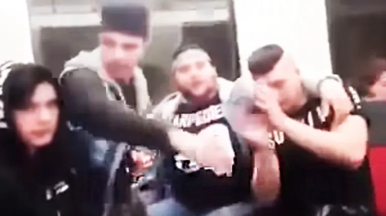 Escena del vídeo de los jovenes que portaban navajas en el metro de Bilbao