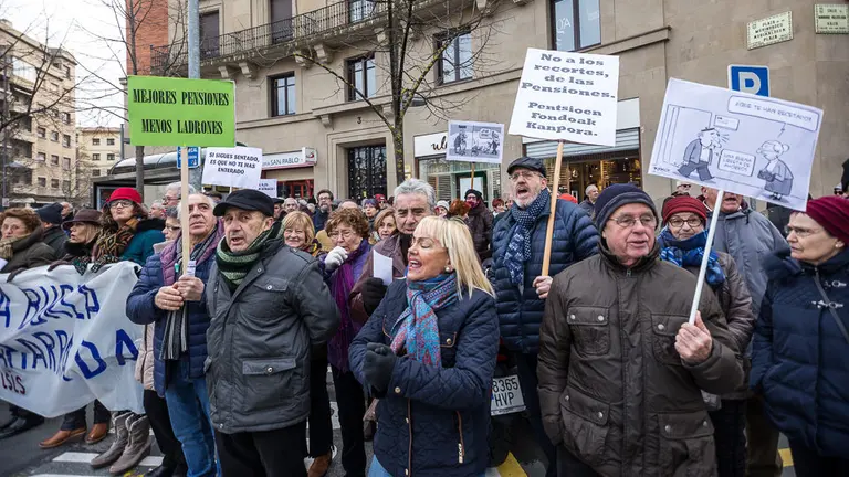 Manifestación en Pamplona por el &#39;ridículo&#39; aumento de las pensiones y la perdida de poder adquisitivo. IÑIGO ALZUGARAY (36)