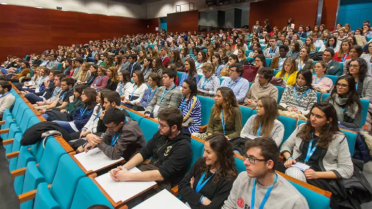 Alumnos de Medicina durante la conferencia sobre cirujamos impartida en la CUN