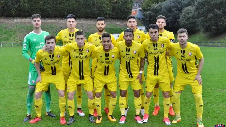 Equipo titular de Osasuna B en el campo de Sarriena. Twitter Leioa.