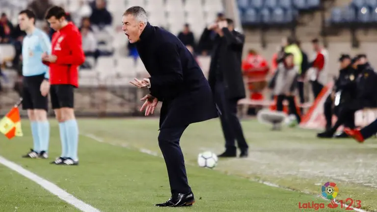 Lucas Alcaraz, entrenador del Almería, en el Almería-Osasuna LA LIGA 123