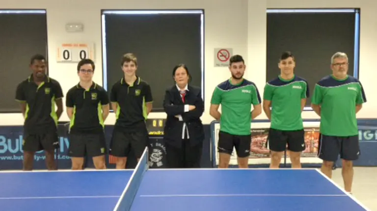 Partido de tenis de mesa en Oberena.