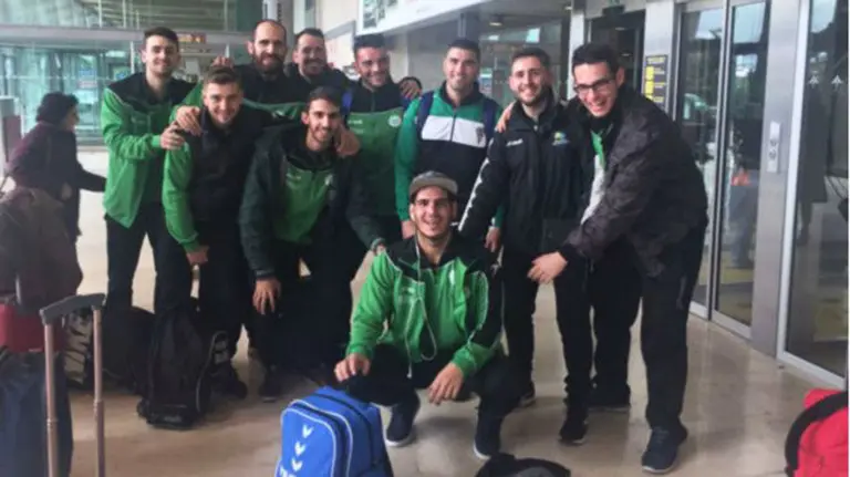 Augusto Germán Cozzi Castro, de cuclillas, junto a sus compañeros de equipo a su llegada a Tenerife TWITTER CB BOLANOS