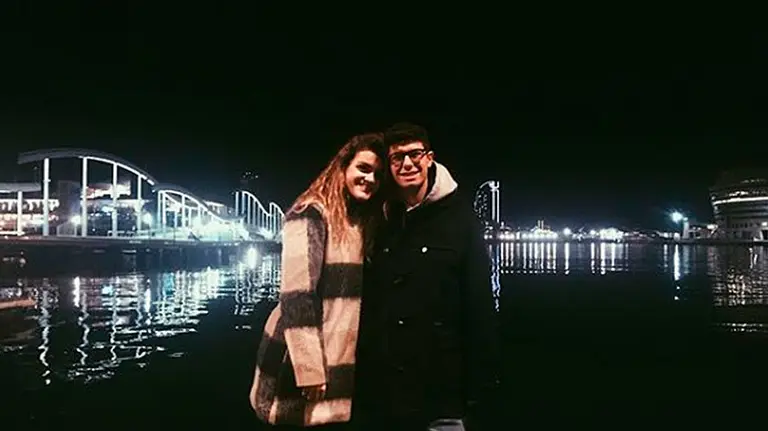 Amaia Romero y Alfred posan en el puerto de Barcelona. INSTAGRAM