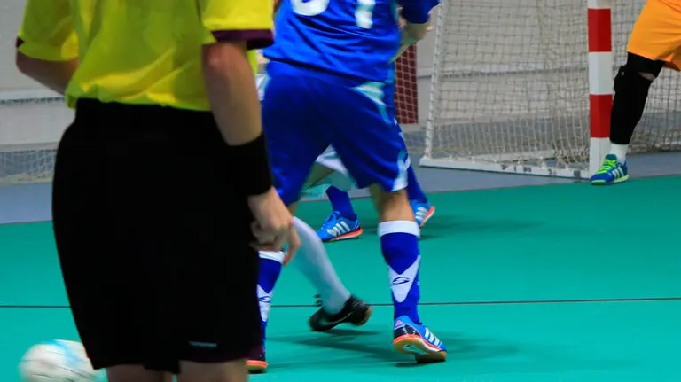 Imagen de archivo de un partido de fútbol en pista. ARCHIVO