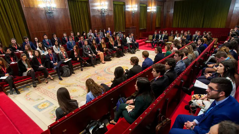 Varios de los asistentes al congreso que se asemeja a una asamblea de la ONU en la Universidad de Navarra.jpg