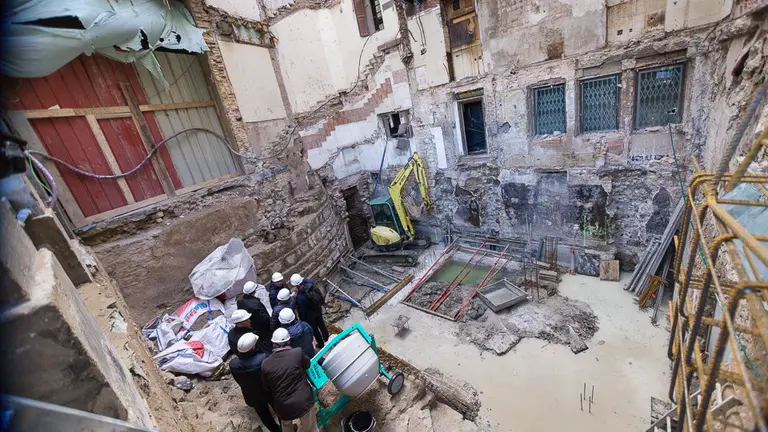 Miembros del Ayuntamiento de Pamplona visitan unas obras en la Plaza del Castillo donde han aparecido restos arqueológicos (07). IÑIGO ALZUGARAY