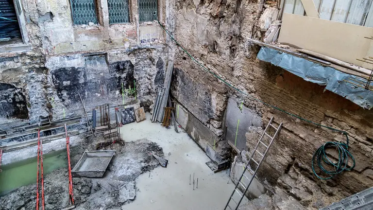 Miembros del Ayuntamiento de Pamplona visitan unas obras en la Plaza del Castillo donde han aparecido restos arqueológicos (18). IÑIGO ALZUGARAY