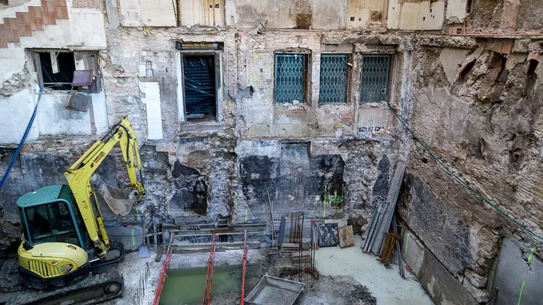 Miembros del Ayuntamiento de Pamplona visitan unas obras en la Plaza del Castillo donde han aparecido restos arqueológicos (19). IÑIGO ALZUGARAY
