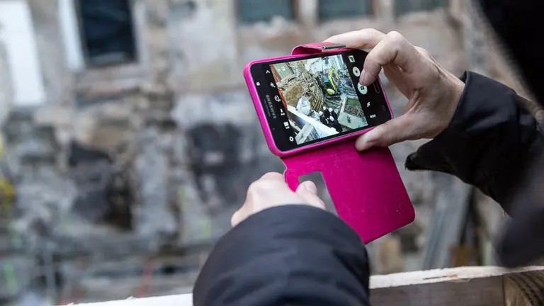 Miembros del Ayuntamiento de Pamplona visitan unas obras en la Plaza del Castillo donde han aparecido restos arqueológicos (21). IÑIGO ALZUGARAY