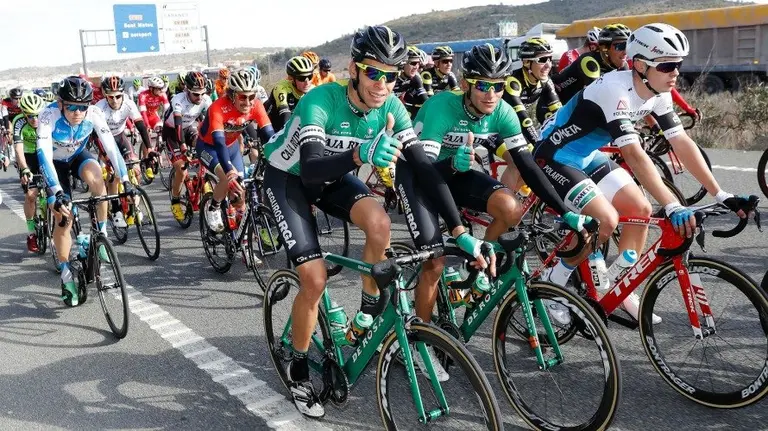 El Caja Rural al frente del pelotón. Caja Rural team.