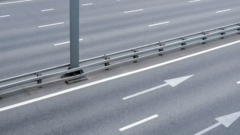 Varias marcas viales señalizadas en una carretera. ARCHIVO