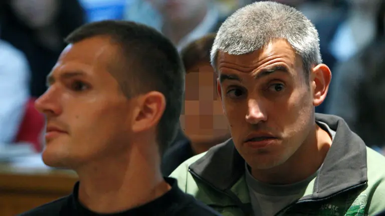 MD08. MADRID, 03/05/2010.- Los presuntos etarras Igor Portu (i) y Mattin Sarasola, en la Audiencia Nacional, donde se les juzga junto a Mikel San Sebastián por perpetrar el atentado de la T-4 de Barajas en diciembre de 2006, con el que ETA rompió su última tregua y en el que murieron dos ciudadanos ecuatorianos, y para quienes el fiscal pide 900 años de prisión. EFE/Sergio Barrenechea ***POOL***