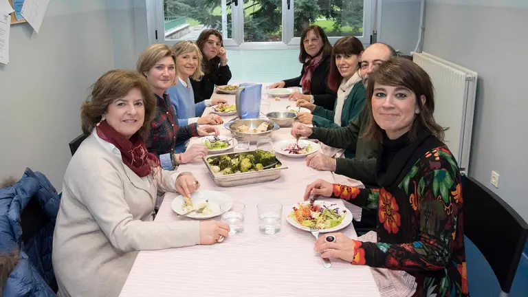 La concejala de Educación, Maider Beloki, y la Junta de Escuelas Infantiles prueban la comida del nuevo menú de los centros de Pamplona CEDIDA
