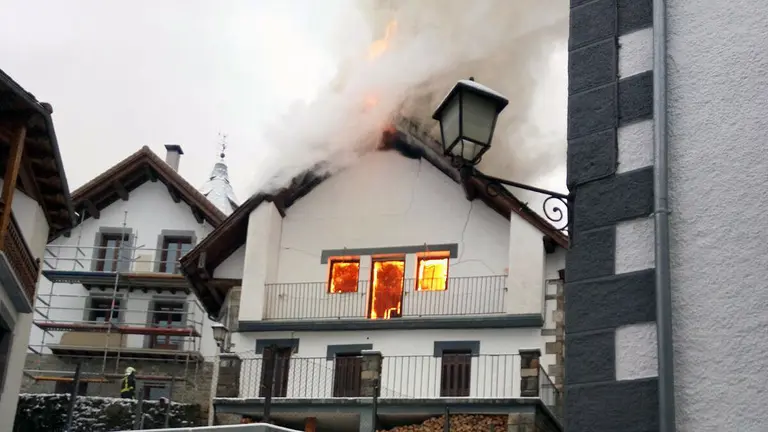 El incendio ha afectado a una vivienda en Ochagavía