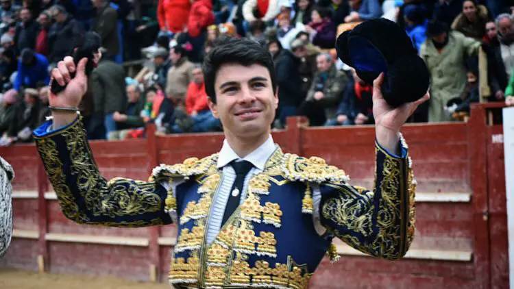 Toñete saluda con la oreja conseguida este martes en Ciudad Rodrigo