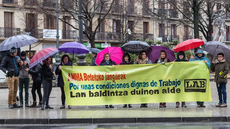 Una representación de trabajadores de la Residencia Amma Betelu informan sobre la situación del centro en el Parlamento de Navarra (01). IÑIGO ALZUGARAY